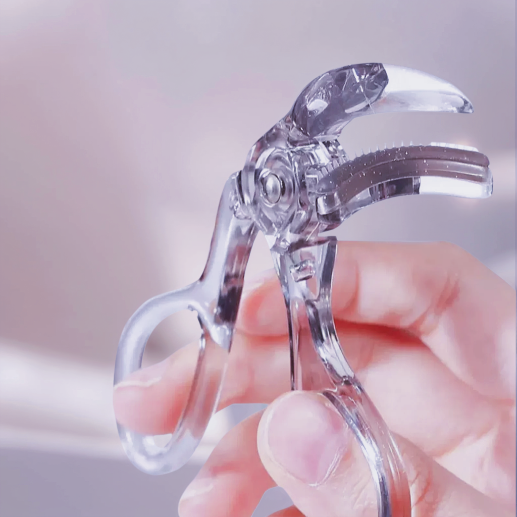 Hand holding Ynfinity Advanced Eyelash Curler – showcasing borderless design and no-damage technology for pain-free, perfect curls.